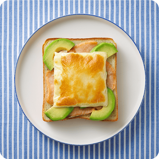 アボカドサーモンのグラタントースト 熱したアボカドで!